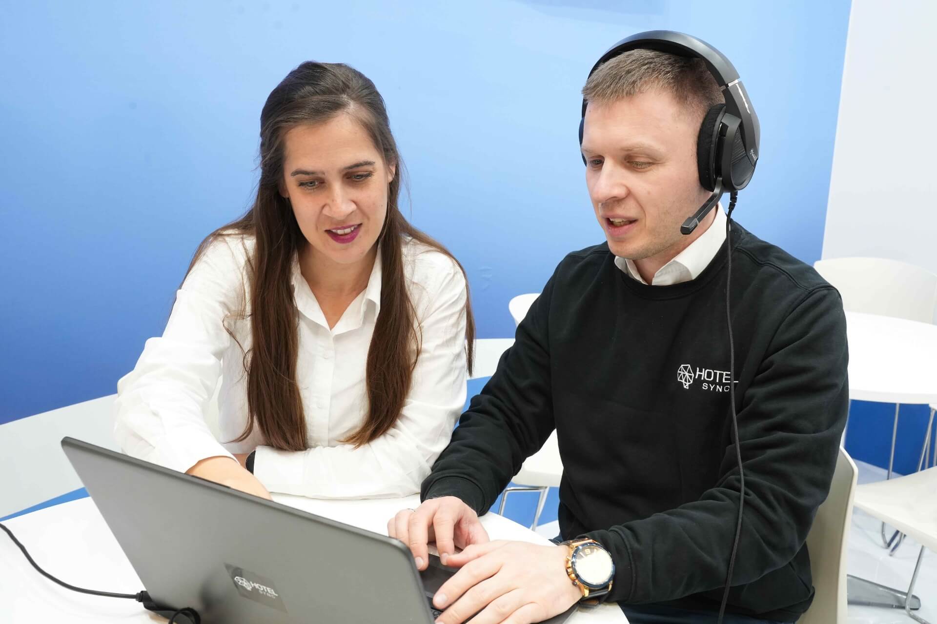Il team di supporto HotelSync mentre assiste un cliente